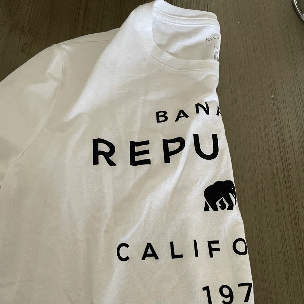 Banana republic white graphic tee ( medium)